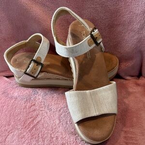 TOMS Women's Cream and Tan Sandals